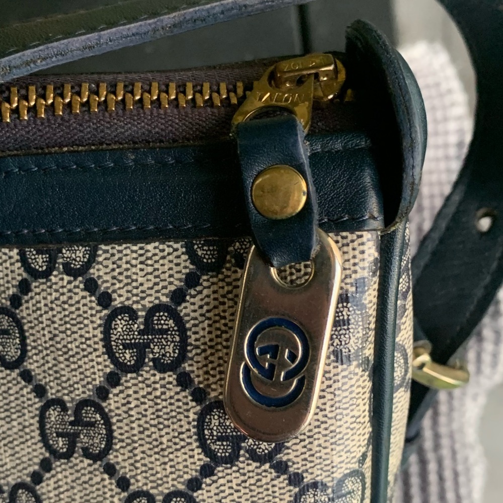 (15) GUCCI 70s Navy Shoulder Bag - Picture 5 of 9